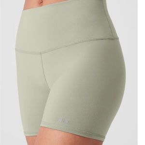 NWT ALO Yoga Airbrush High-Waist Biker Short Size: Medium Color: Limestone